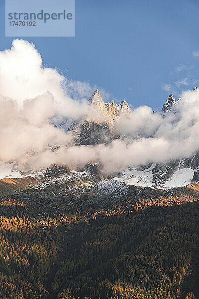 Wolkenlandschaft über dem Tal bei Aiguille Du Midi  Mont Blanc  Chamonix  Frankreich