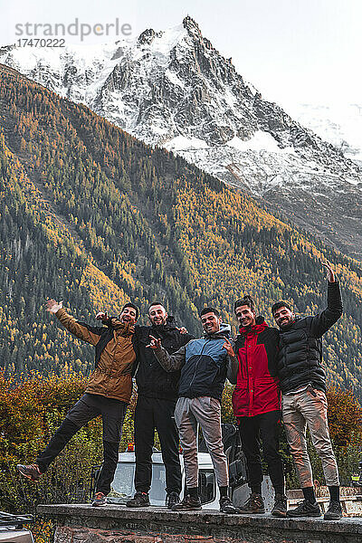 Fröhliche Freunde stehen vor dem Berg  Chamonix  Frankreich