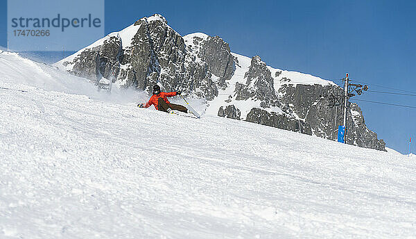 Mann fährt auf schneebedecktem Berg Ski