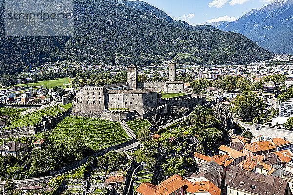 Schweiz  Tessin  Bellinzona  Castelgrande und umliegende Stadt im Sommer