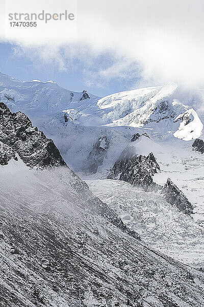 Malerische Aussicht auf den wunderschönen schneebedeckten Gletscher des Mont-Blanc-Massivs  Chamonix  Frankreich