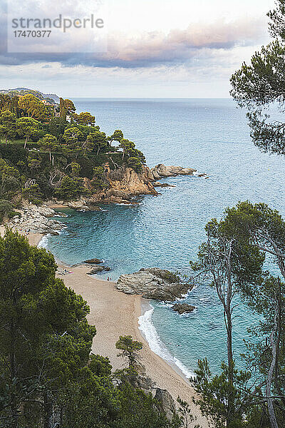 Malerischer Strand in Lloret de Mar  Katalonien  Spanien