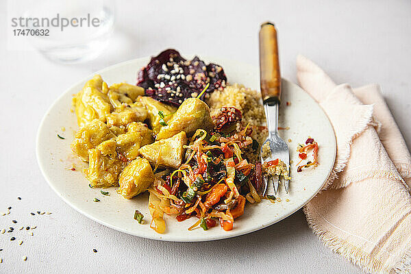 Frisch mariniertes Hähnchen mit Quinoa und Gemüse auf dem Teller auf dem Tisch