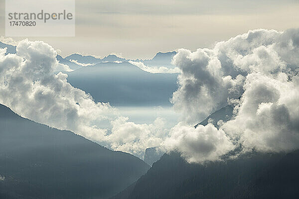Niedrige Wolken schweben in der Abenddämmerung über dem Gotthardpass