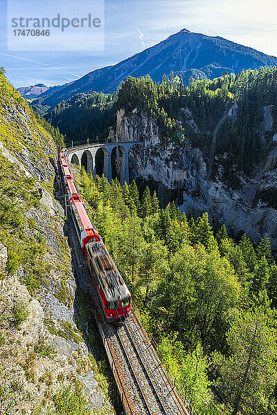 Schweiz  Kanton Graubünden  Zug überquert Landwasserviadukt im Sommer