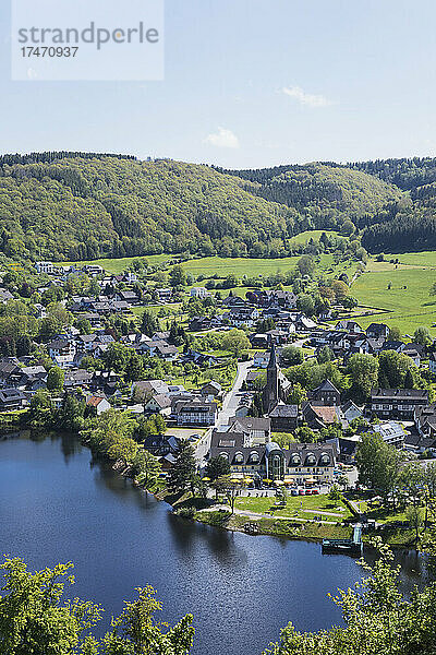 Einruhr-Stadtbild am See an sonnigen Tagen  Eifel  Nordrhein-Westfalen  Deutschland
