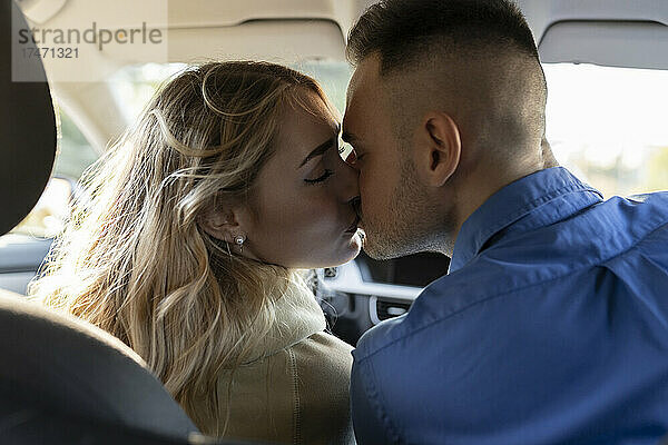 Romantisches Paar küsst sich im Auto