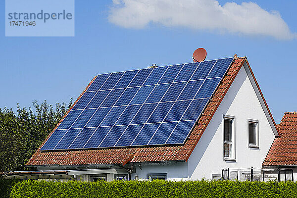 Haus mit Ziegeldach  bedeckt mit Sonnenkollektoren