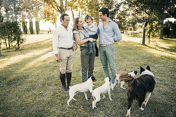 Familie mit Hunden verbringt ihre Freizeit auf der Ranch