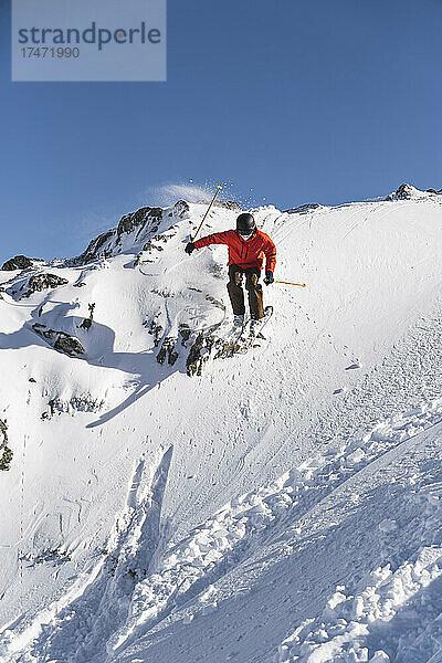 Touristisches Skifahren auf schneebedecktem Berg