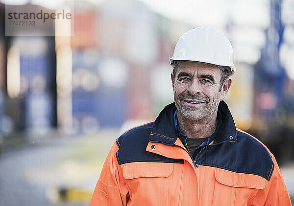 Lächelnder männlicher Arbeiter in der Industrie
