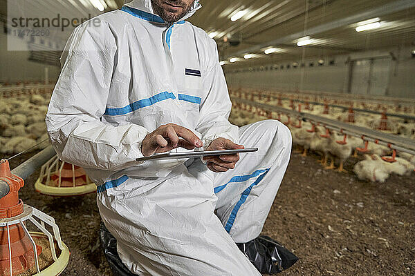 Mann benutzt Tablet-Computer in der Produktionsfabrik