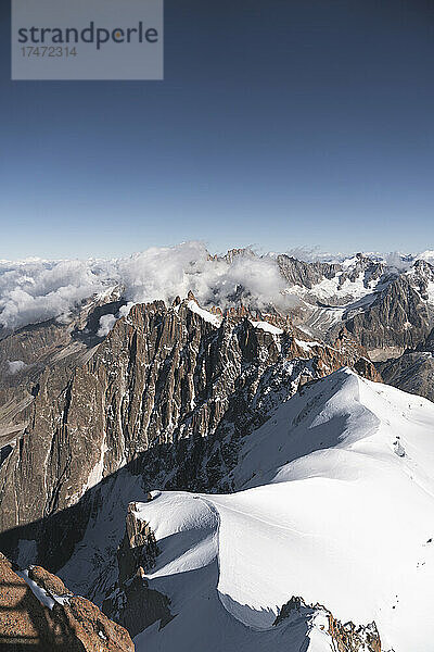 Schneebedeckte Berge an einem sonnigen Tag am Aiguille Du Midi  Mont Blanc  Chamonix  Frankreich
