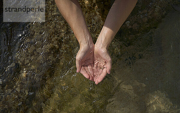 Frau mit gewölbten Händen  die Wasser halten