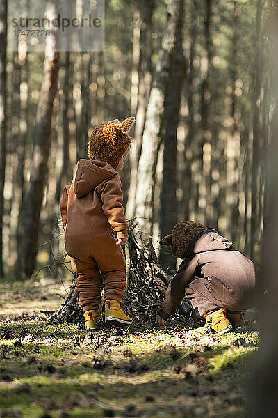 Geschwister organisieren Brennholz im Wald
