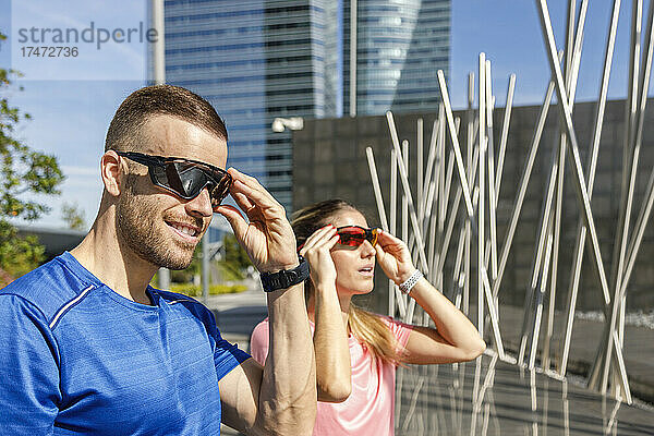 Mann und Frau tragen an sonnigen Tagen eine Sonnenbrille