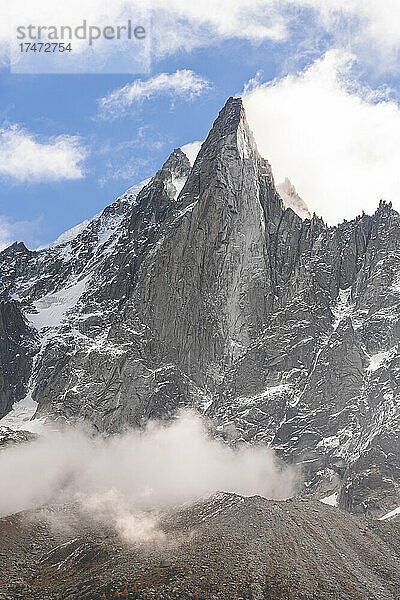 Idyllischer Blick auf den Berg Aiguille du Dru  Chamonix  Frankreich