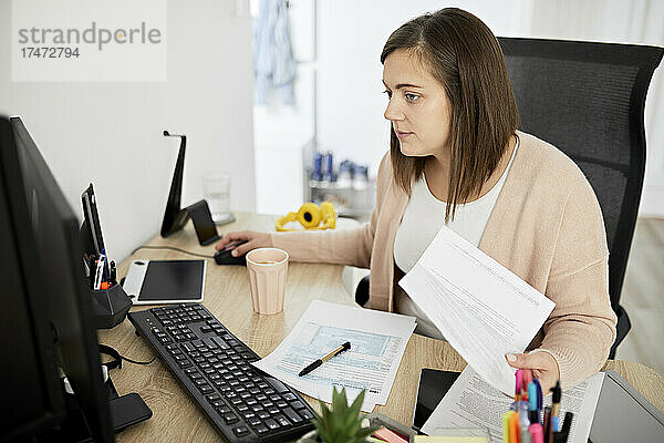 Geschäftsfrau arbeitet am Computer am Schreibtisch