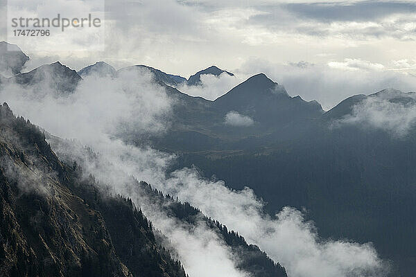 Niedrige Wolken schweben über dem Gotthardpass