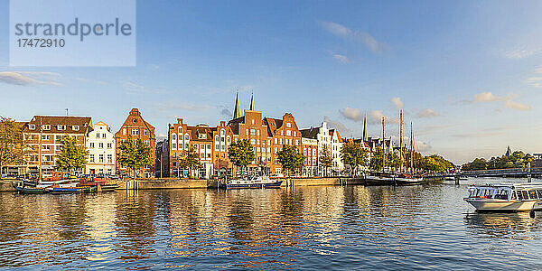 Deutschland  Schleswig-Holstein  Lübeck  Panoramablick auf den Travekanal mit historischen Stadthäusern im Hintergrund