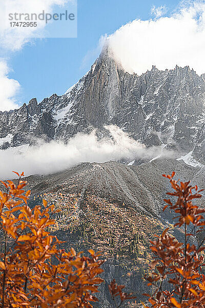 Idyllischer Blick auf den Berg Aiguille du Dru an einem sonnigen Tag  Chamonix  Frankreich