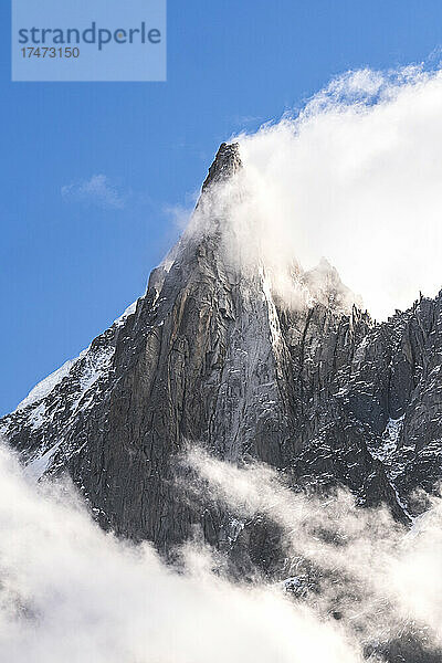 Der Berg Aiguille du Dru  umgeben von Wolken an einem sonnigen Tag  Chamonix  Frankreich