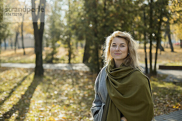 Schöne Frau mit Schal im Herbstpark