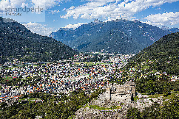 Schweiz  Tessin  Bellinzona  Luftaufnahme der Burg Sasso Corbaro mit Blick auf die Stadt unten