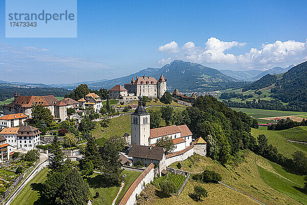 Schweiz  Kanton Freiburg  Gruyères  Luftaufnahme des Schlosses Gruyères im Sommer