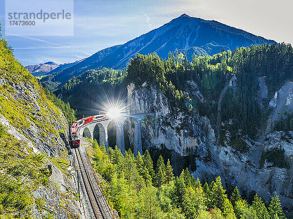 Schweiz  Kanton Graubünden  Zug überquert Landwasserviadukt im Sommer