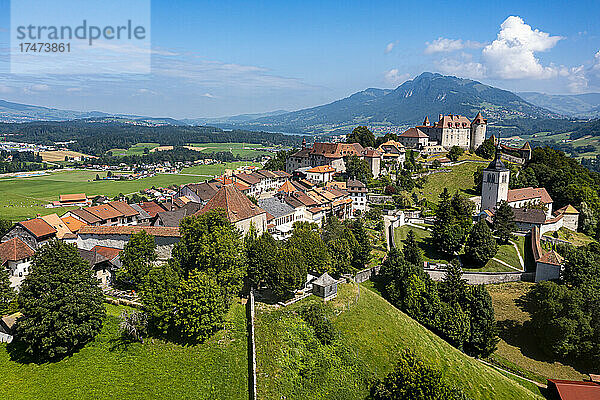 Schweiz  Kanton Freiburg  Gruyères  Luftaufnahme des Schlosses Gruyères im Sommer