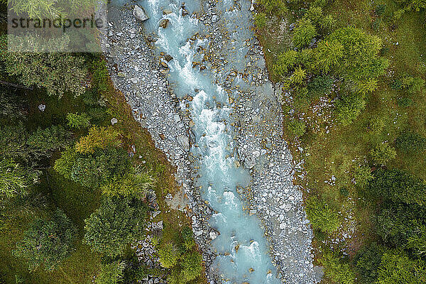 Drohnenaufnahme des Flusses Ova da Morteratsch  der durch das Val Morteratsch fließt