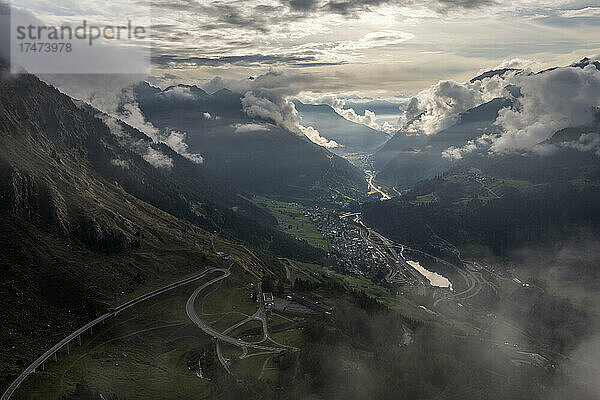 Schweiz  Tessin  Airolo  dramatische Aussicht auf den Gotthardpass und das Bergdorf in der Abenddämmerung
