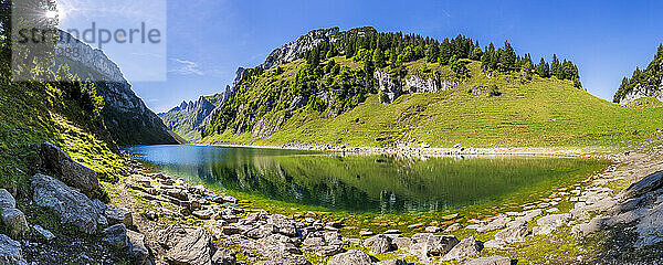 Felsiges Ufer des Falensees im Alpsteinmassiv im Sommer