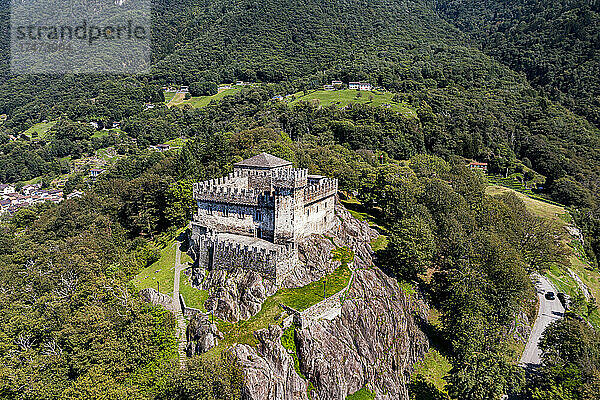 Schweiz  Tessin  Bellinzona  Luftaufnahme der Burg Sasso Corbaro im Sommer