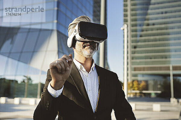Geschäftsmann trägt Virtual-Reality-Headset