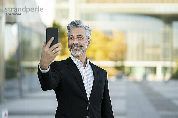 Geschäftsmann macht Selfie mit dem Mobiltelefon