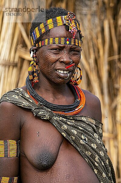 Traditionell gekleidete Frau  Stamm der Jiye  Bundesstaat Eastern Equatoria  Südsudan  Afrika