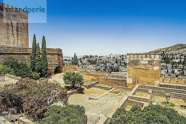 Alhambra-Palastkomplex im Vordergrund und die Stadt Granada im Hintergrund  Andalusien  Spanien  Europa