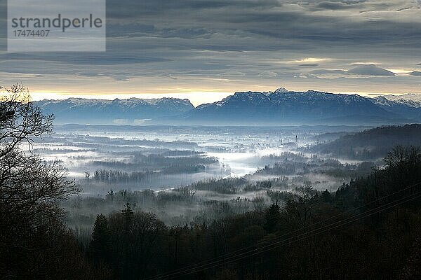 Salzachtal und Tittmoning im Morgennebel  Ausblick auf Untersberg  Watzmann und Tennengebirge  Tittmoning  Oberbayern  Bayern  Deutschland  Europa