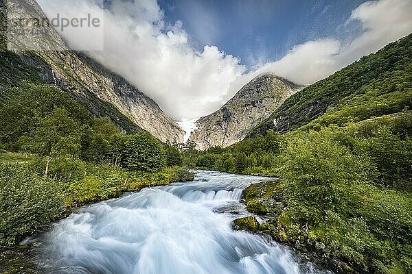 Gletscherfluss Briksdalselva  Briksdalsbreen  Briksdal Gletscher  Jostedalsbreen Nationalpark  Norwegen  Europa