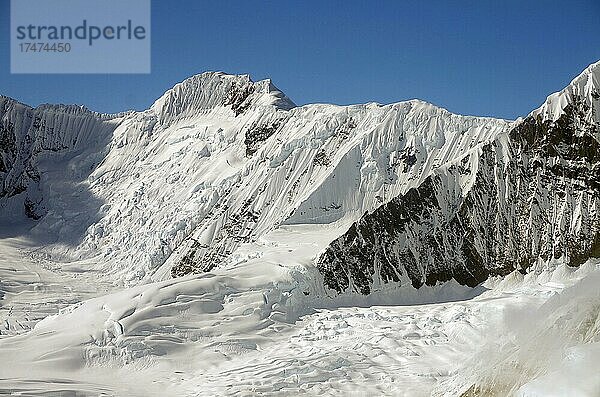 Schneebedeckte Berge und Gletscher  Wildnis  Flugaufnahme  Wrangell-St.-Elias-Nationalpark  McCarthy  Alaska  USA  Nordamerika