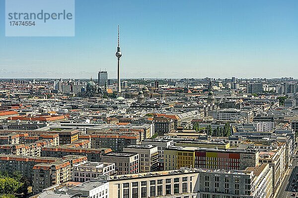 Blick vom Hochhaus am Potsdamer Platz in Richtung Alexanderplatz mit Deutschem Dom und dem Gendarmenmarkt  Berlin  Deutschland  Europa