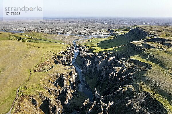 Luftaufnahme des Fjaðrárgljúfur Canyon  tiefe Schlucht  Tuffgestein  bei Kirkjubaer an der Südküste  Südisland  Island  Europa