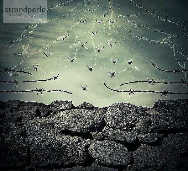 Steinmauer Zaun eines Gefängnisses mit Stacheldraht auf der Oberseite verwandeln sich in fliegende Vögel über den Blitz Himmel Hintergrund. Freiheit und Erfolg Konzept