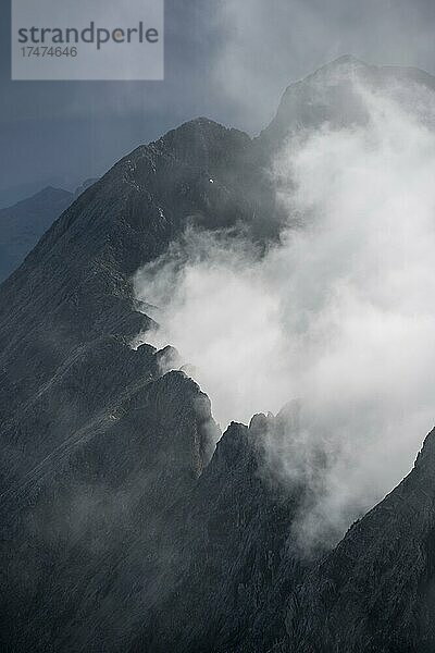 Bergkamm zwischen Wolken  felsiger Grat der Wettersteinwand  Wettersteingebirge  Bayern  Deutschland  Europa