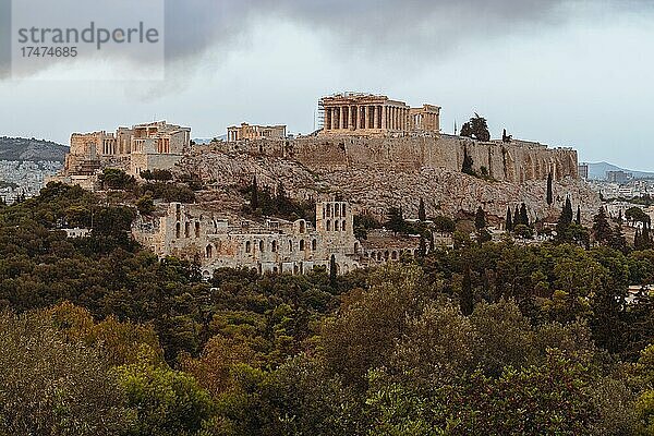 Wolken über der Akropolis von Athen vom Filopappou-Hügel aus  Athen  Griechenland  Europa