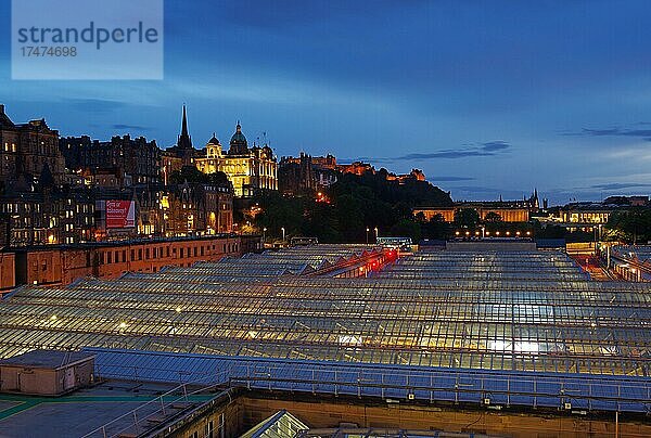 Großes Glasdach und Gebäude in der blauen Stunde  Waverley Station  Altstadt  Edinburgh  Schottland  Großbritannien  Europa