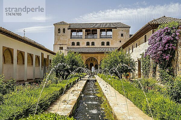 Maurischer Palast Generalife mit grünem Innenhof in Alhambra  Granada  Spanien  Europa