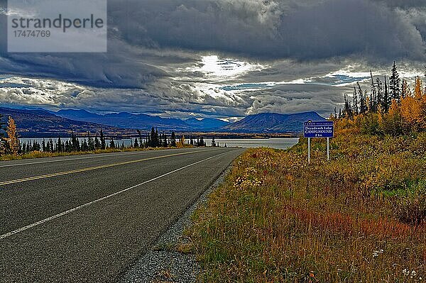 Haines Hwy. am Dezadeash Lake  Kluane Front Range  herbstliche Verfärbung  imposante Wolkenstimmung  Yukon Territory  Kanada  Nordamerika